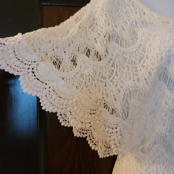 Romantic White Chantilly Lace top with flutter sleeves Sz M - Picture 3 of 8